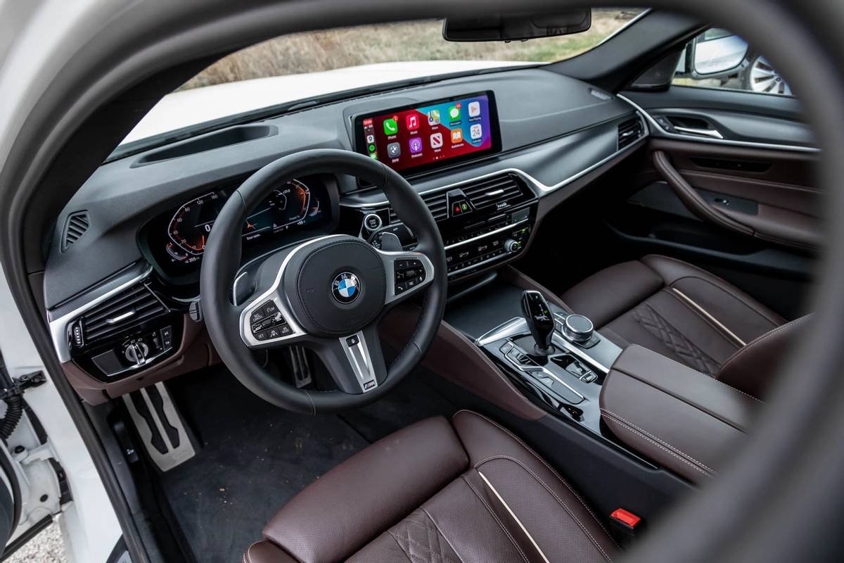bmw-540i-x-drive-2021--17-cockpit-shot--dashboard--front-row--interior.jpg