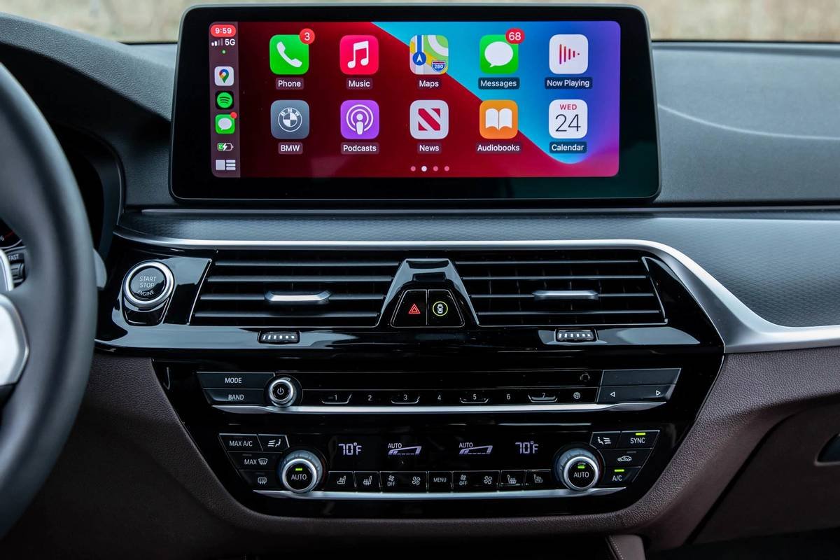 bmw-540i-x-drive-2021--27-apple-carplay--center-stack--front-row--interior.jpg