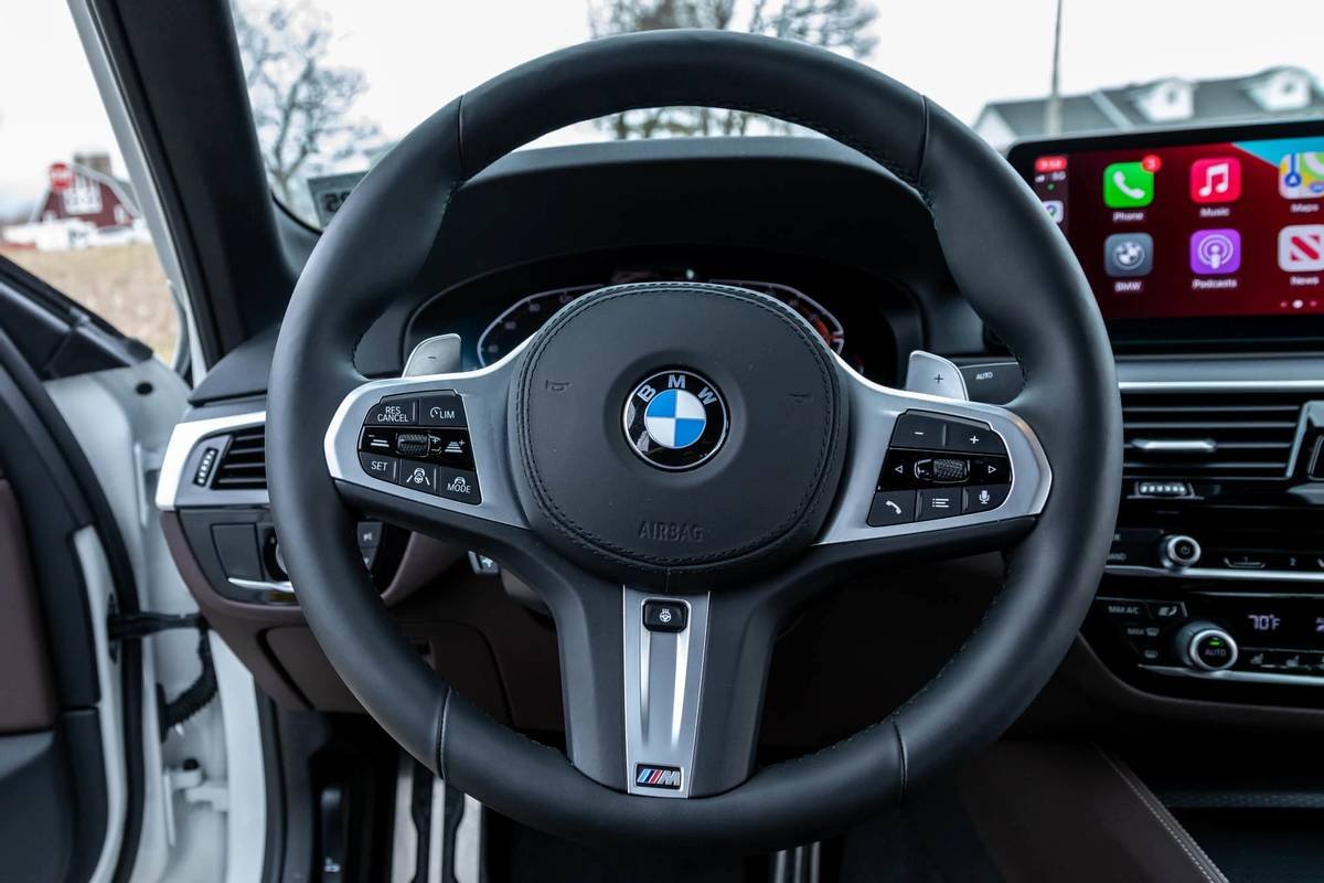 bmw-540i-x-drive-2021--20-front-row--interior--steering-wheel.jpg