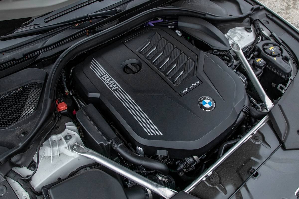 bmw-540i-x-drive-2021--15-engine.jpg