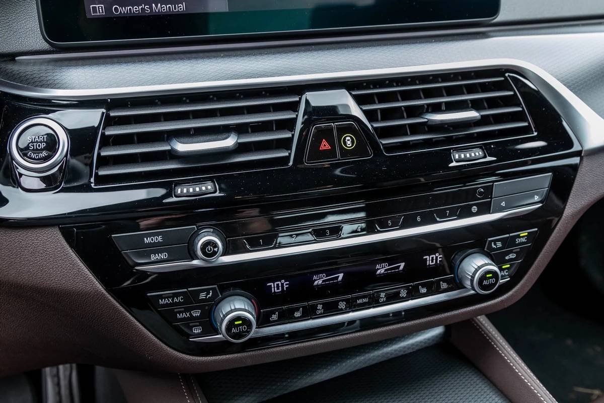 bmw-540i-x-drive-2021--28-center-stack--climate-control--front-row--interior.jpg