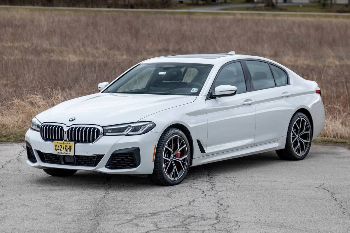 bmw-540i-x-drive-2021--05-angle--exterior--front--white.jpg
