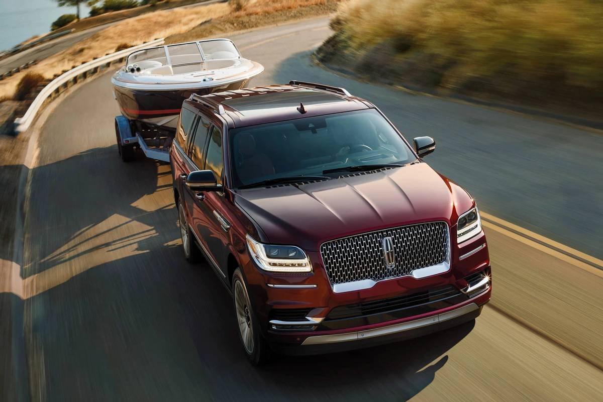 lincoln-navigator-2021-oem-09-angle--exterior--front--towing.jpg