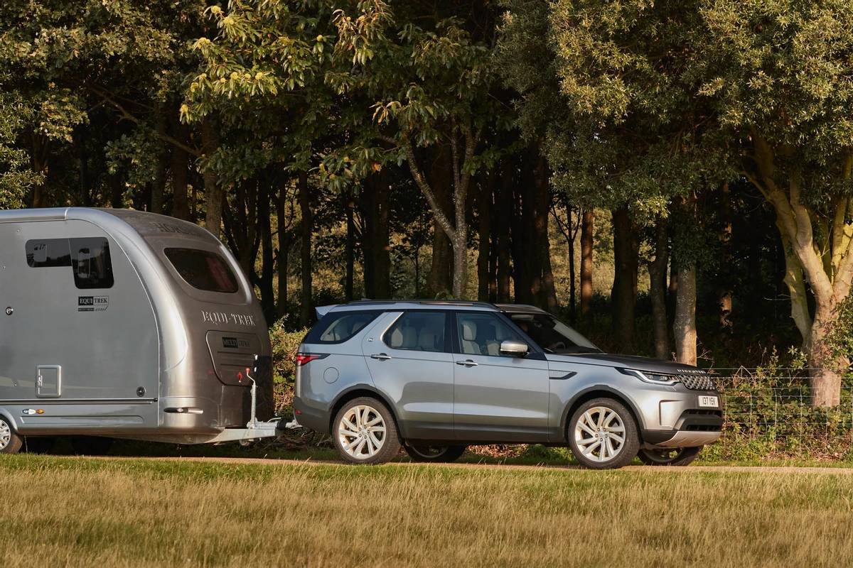 land-rover-discovery-2021-oem-08-angle--exterior--front--towing.jpg