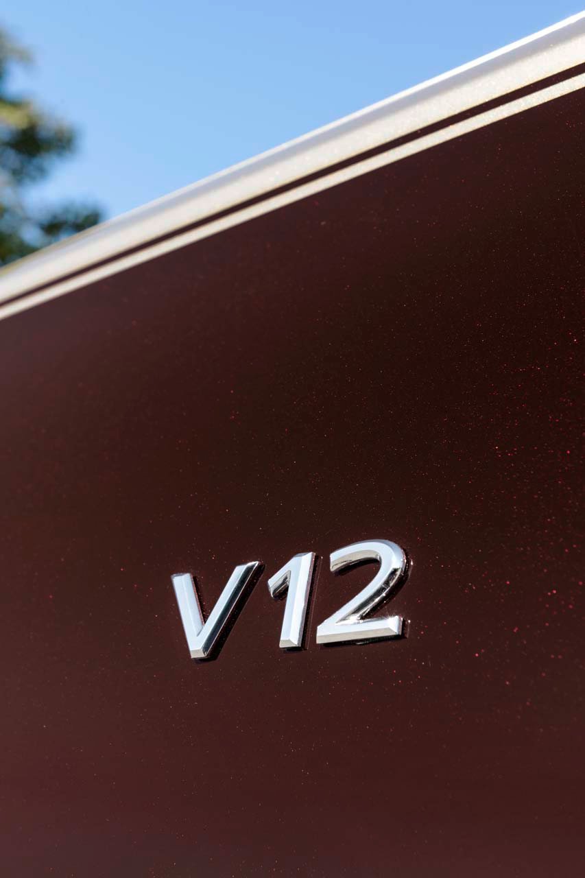 Mercedes-Maybach S 680 4MATIC (Kraftstoffverbrauch kombiniert: 14,1-13,3 l/100 km, CO2-Emissionen kombiniert: 322-305 g/km); Exterieur: designo rubelitrot/kalaharigold; Interieur: Leder Nappa macchiatobeige/bronzebraun pearl; Zierteile: designo Holz Walnuss braun offenporig aluminium lines // Mercedes-Maybach S 680 4MATIC (combined fuel consumption: 14.1-13.3 l/100 km, combined CO2 emissions: 322-305 g/km); exterior: designo rubelit red/kalahari gold; interior: Leather Nappa macchiato beige / bronze brown pearl; trim parts: designo brown open-pore walnut wood with aluminium lines
