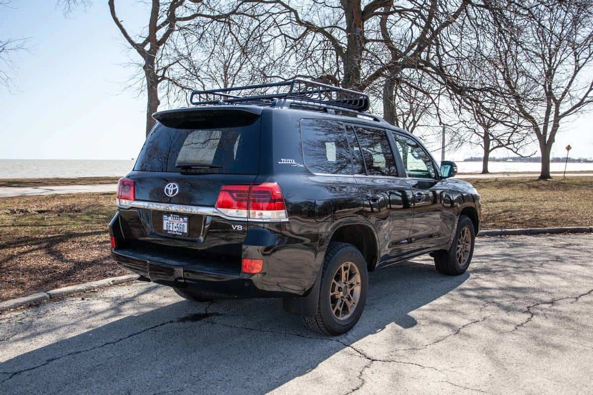 toyota-land-cruiser--heritage-edition-2021--07-angle--black--exterior--rear.jpg