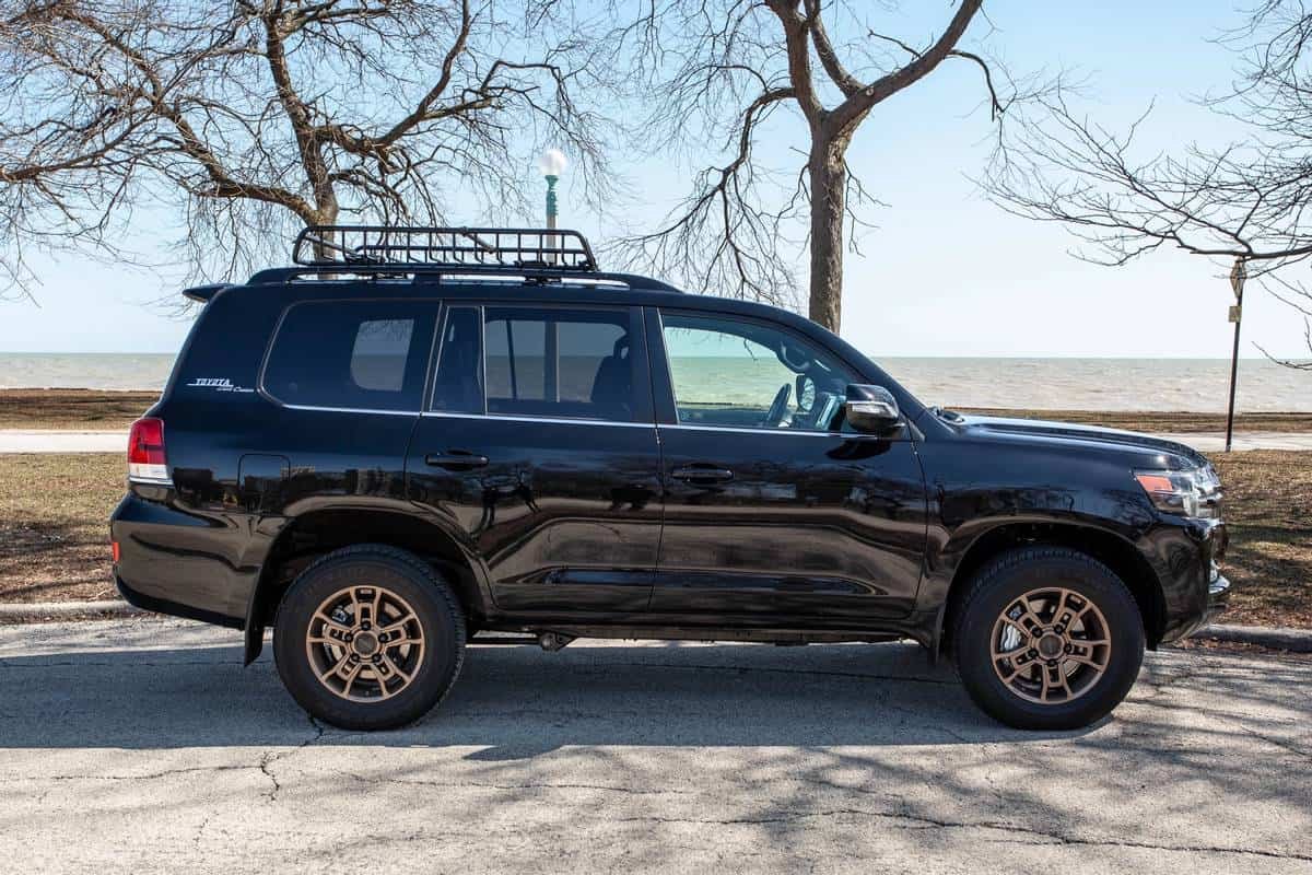 toyota-land-cruiser--heritage-edition-2021--01-black--exterior--profile.jpg