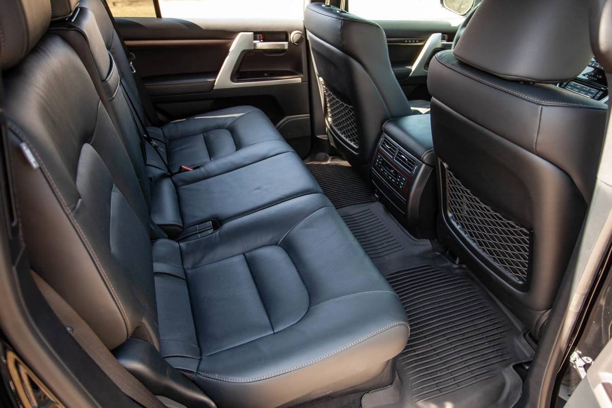 toyota-land-cruiser--heritage-edition-2021--51-backseat--interior.jpg