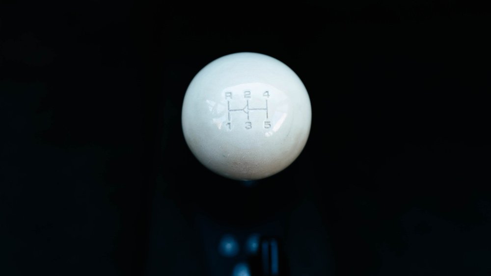 The gear shift inside a 1968 Porsche restomod from Workshop 5001.