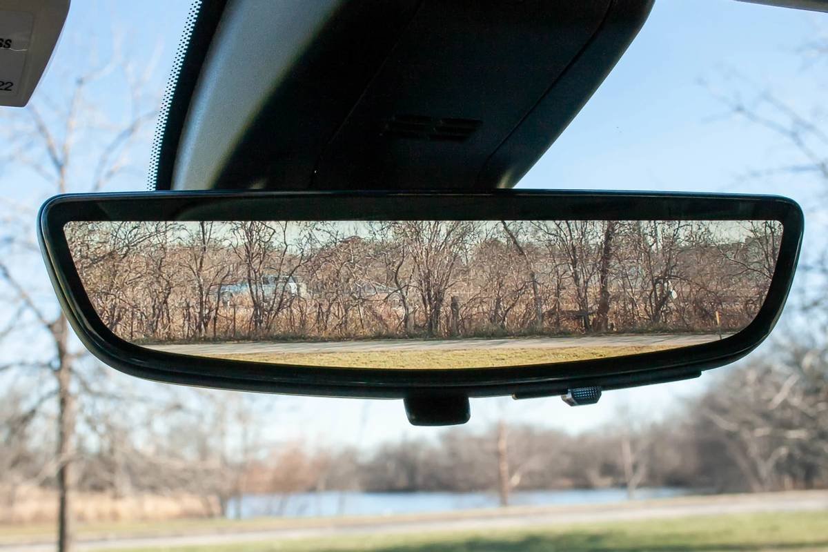 chevrolet-silverado-1500-2021-20-front-row--interior--rearview-mirror.jpg