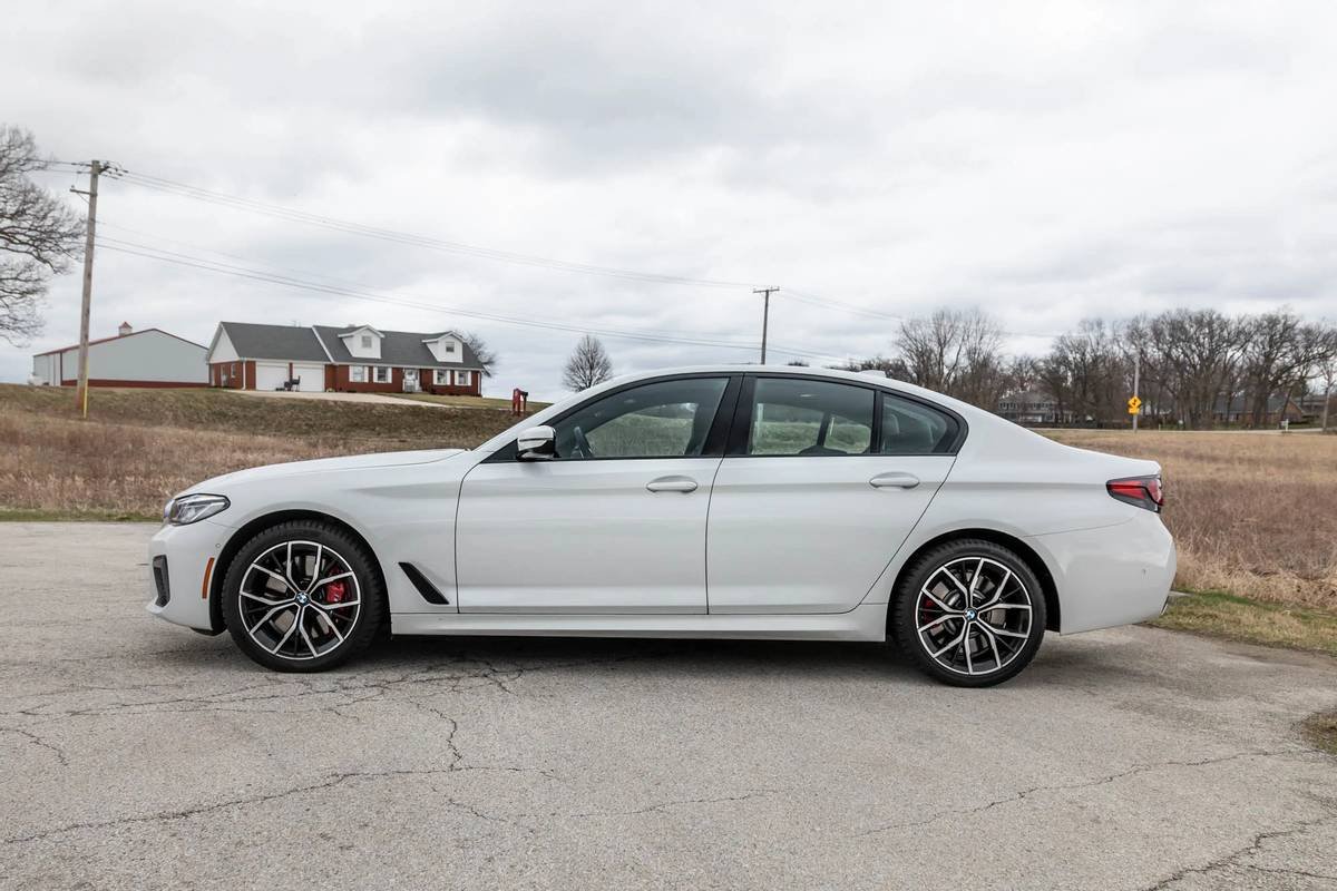 bmw-540i-x-drive-2021--08-exterior--white.jpg