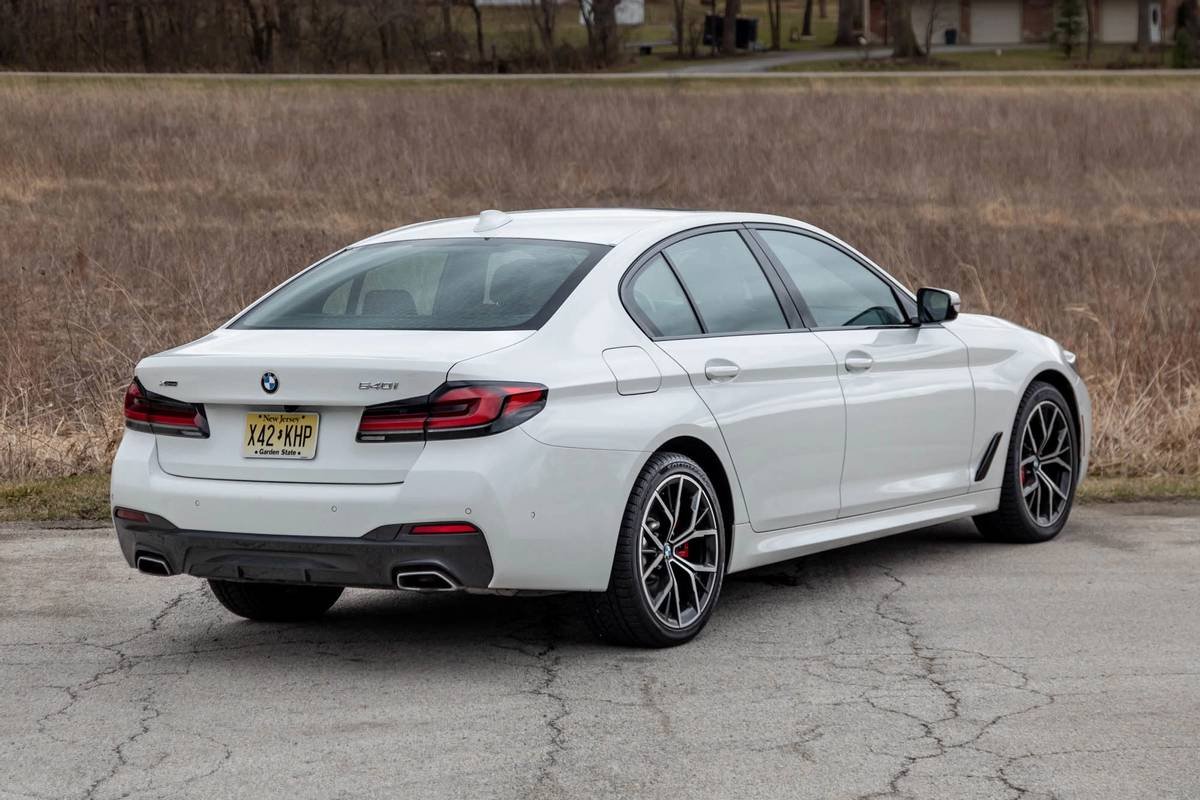 bmw-540i-x-drive-2021--09-angle--exterior--rear--white.jpg