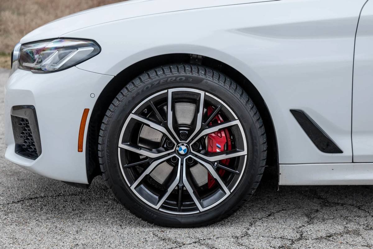 bmw-540i-x-drive-2021--12-exterior--front-wheel--white.jpg