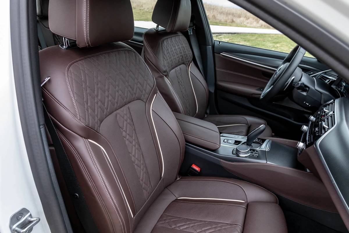 bmw-540i-x-drive-2021--19-front-row--interior--seats.jpg