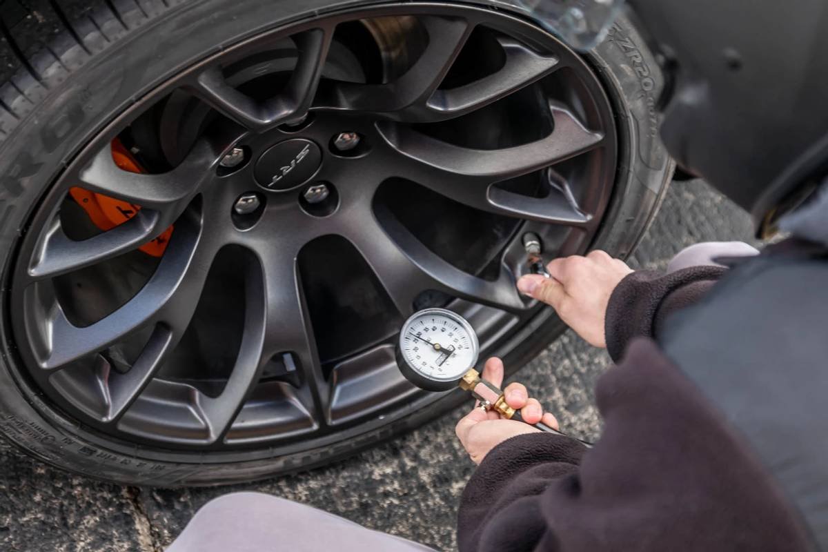 dodge-charger-hellcat-redeye-2021--25-exterior--tire-gauge--wheel.jpg