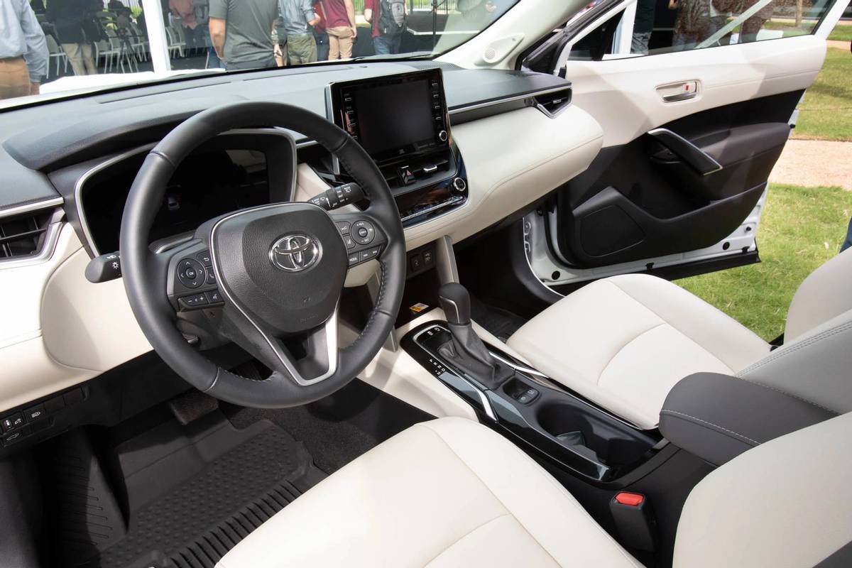 toyota-corolla-cross-xle-2022--14-cockpit-shot--dashboard--front-row--interior.jpg