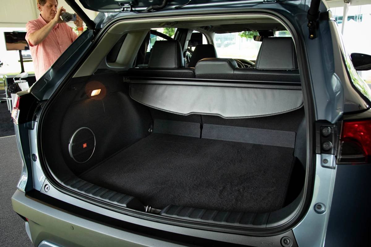 toyota-corolla-cross-xle-2022--27-interior--rear-cargo.jpg