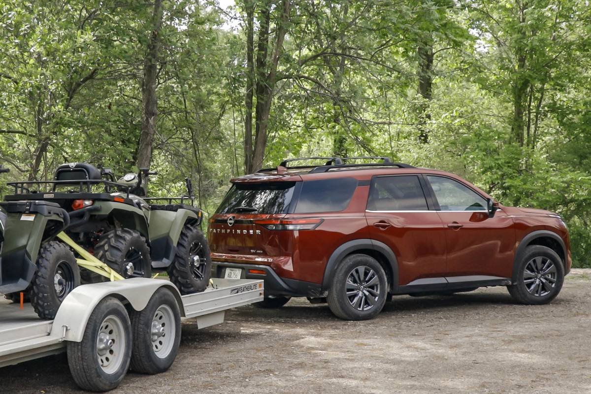 nissan-pathfinder-sv-2022--09-angle--exterior--rear--red--towing.jpg