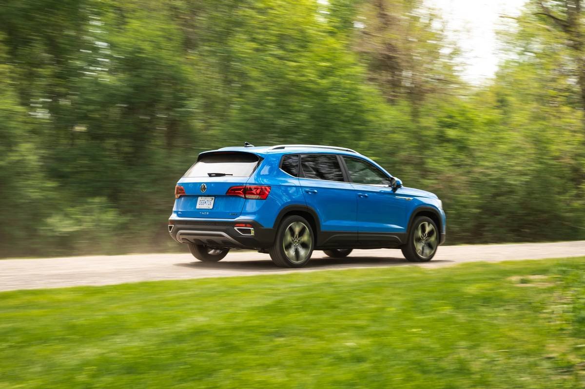 volkswagen-taos-sel-2022--02-blue--dynamic--exterior--rear-angle.jpg