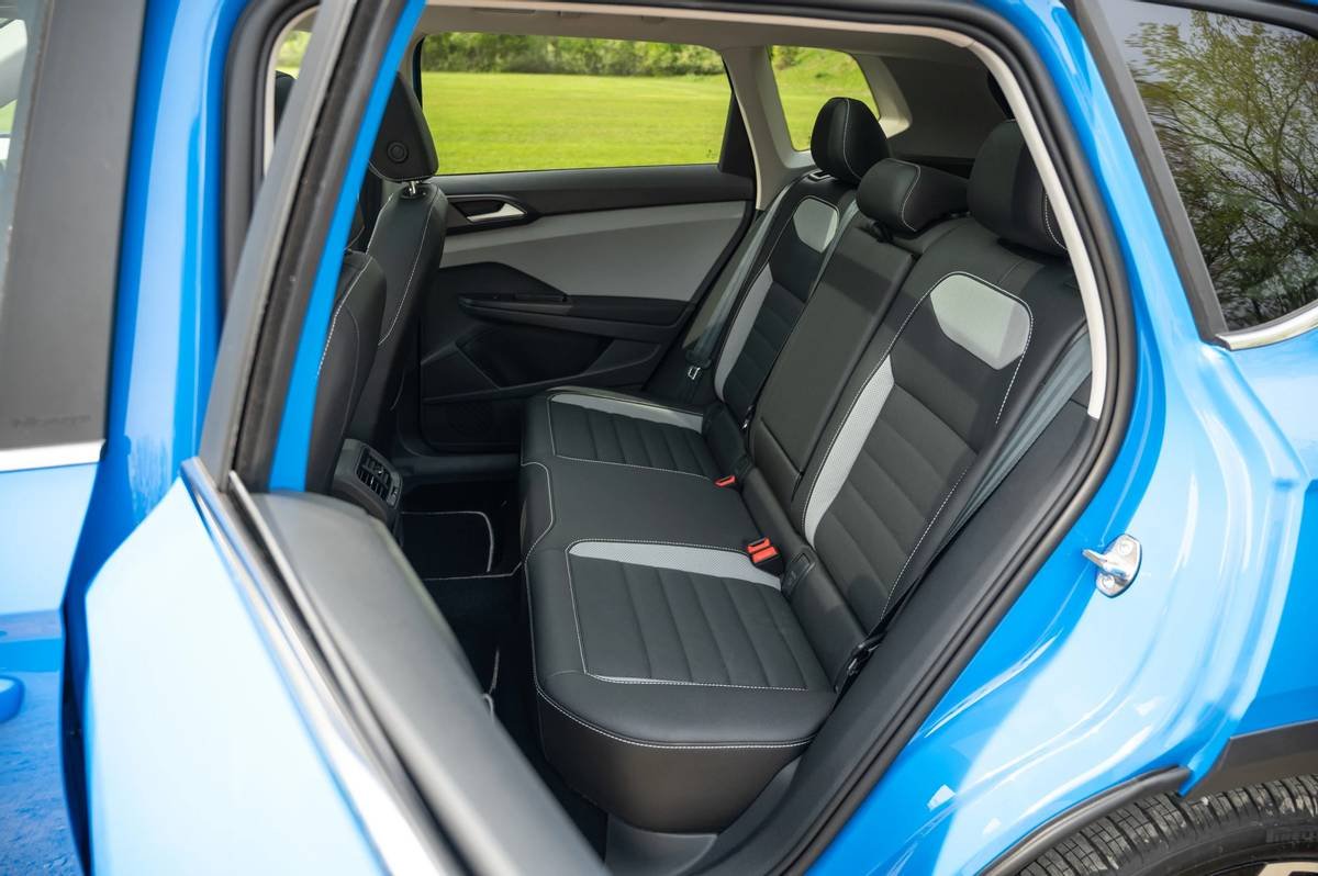 volkswagen-taos-sel-2022--41-backseat--interior.jpg