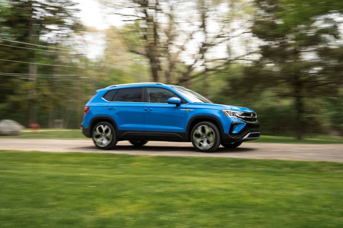 volkswagen-taos-sel-2022--01-blue--dynamic--exterior--profile.jpg