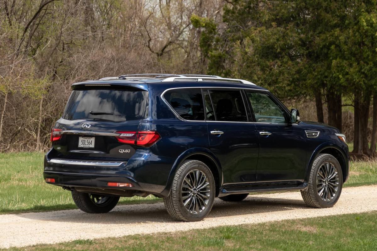 infiniti-qx80-2021--08-angle--blue--exterior--rear.jpg