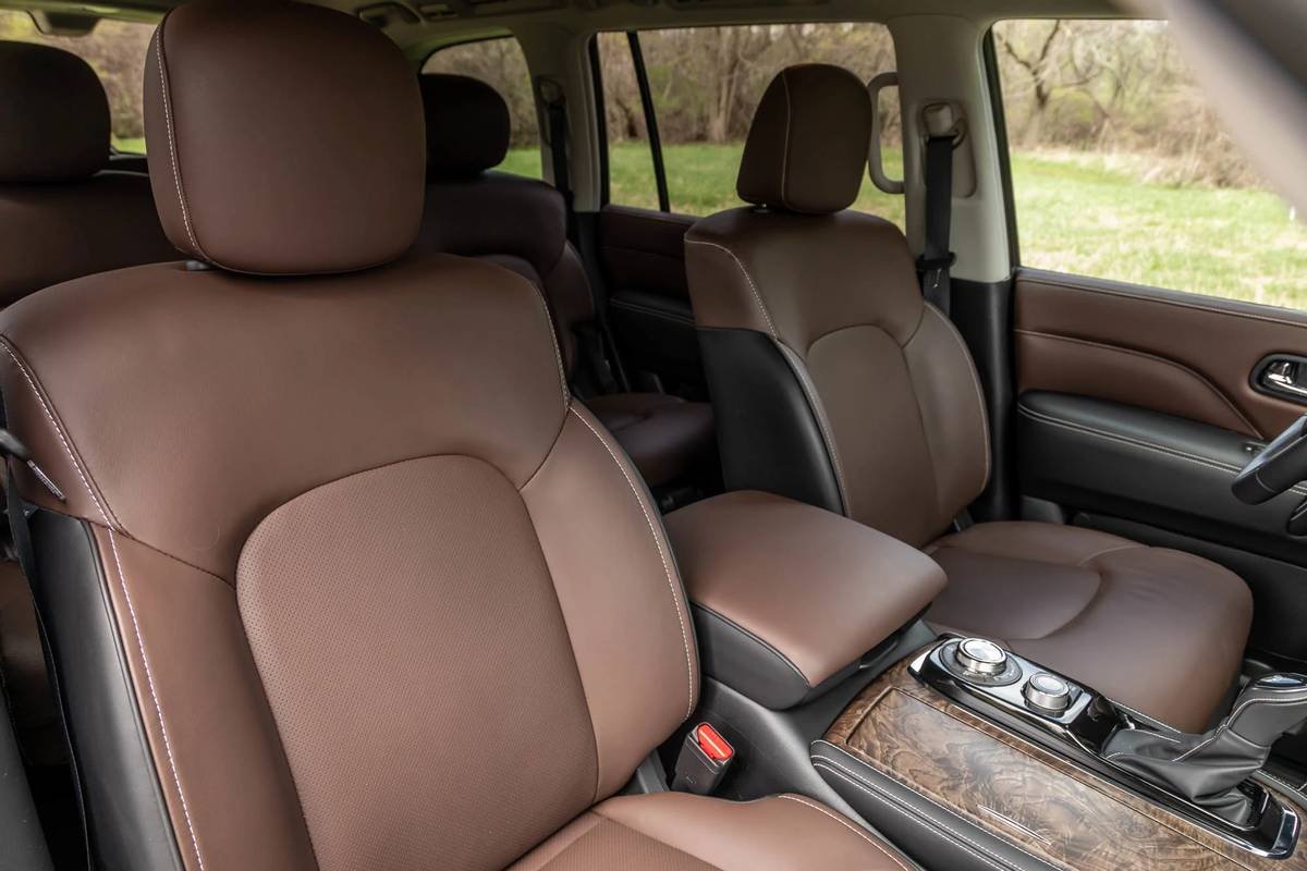 infiniti-qx80-2021--16-front-row--interior--seats.jpg