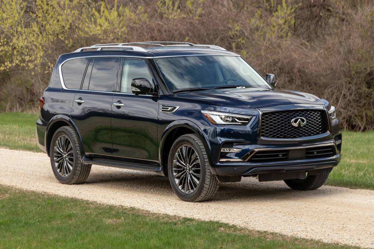 infiniti-qx80-2021--03-angle--blue--exterior--front.jpg