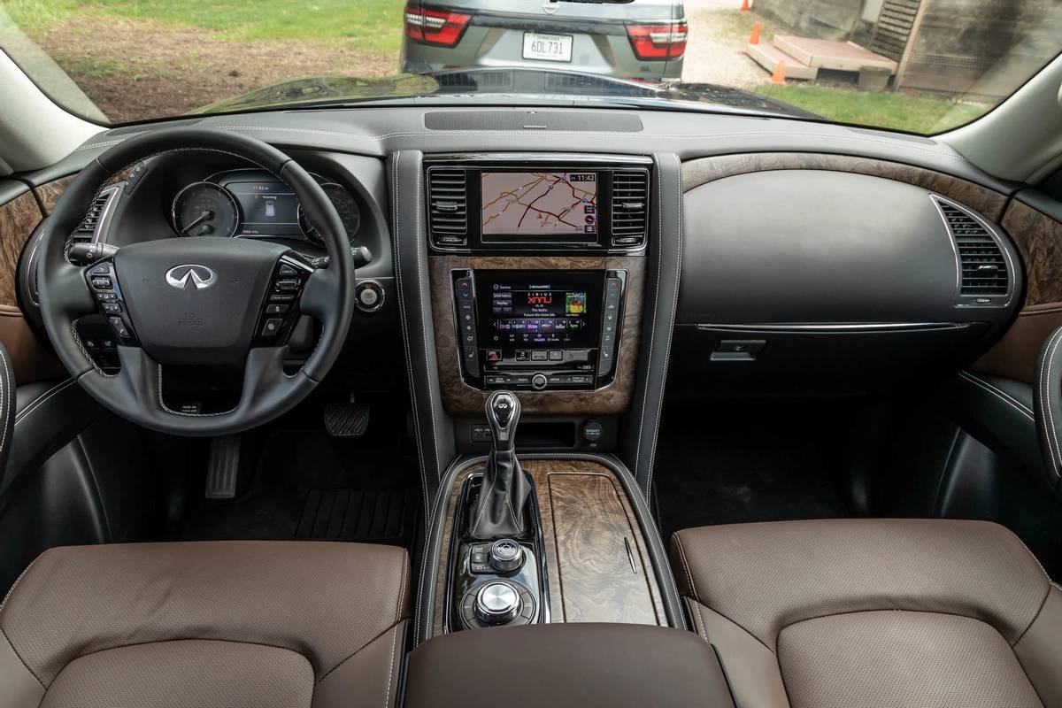 infiniti-qx80-2021--12-cockpit-shot--dashboard--front-row--interior.jpg