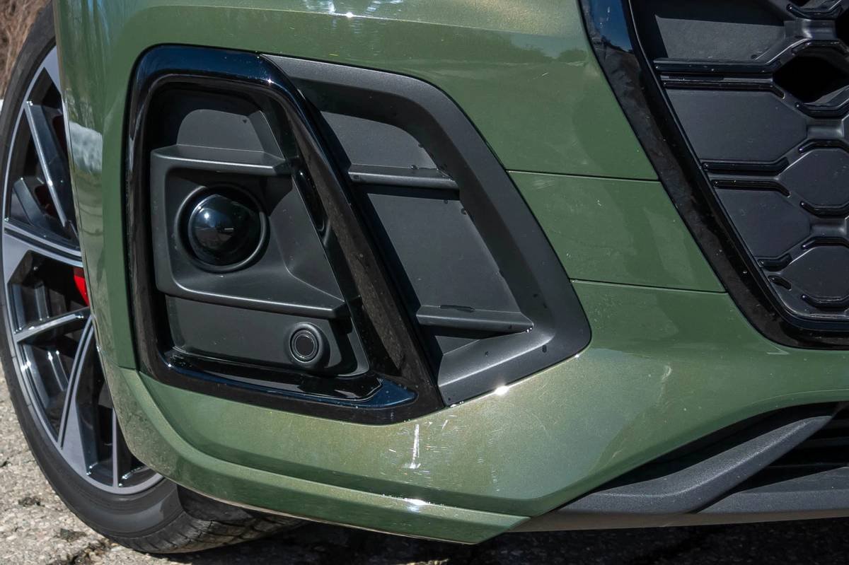 audi-sq5-2021-04-exterior--fog-light--front--green.jpg