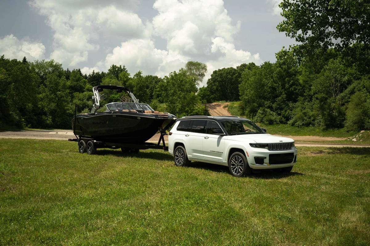 jeep-grand-cherokee-summit-2021-01-angle--exterior--front--towing--white.jpg