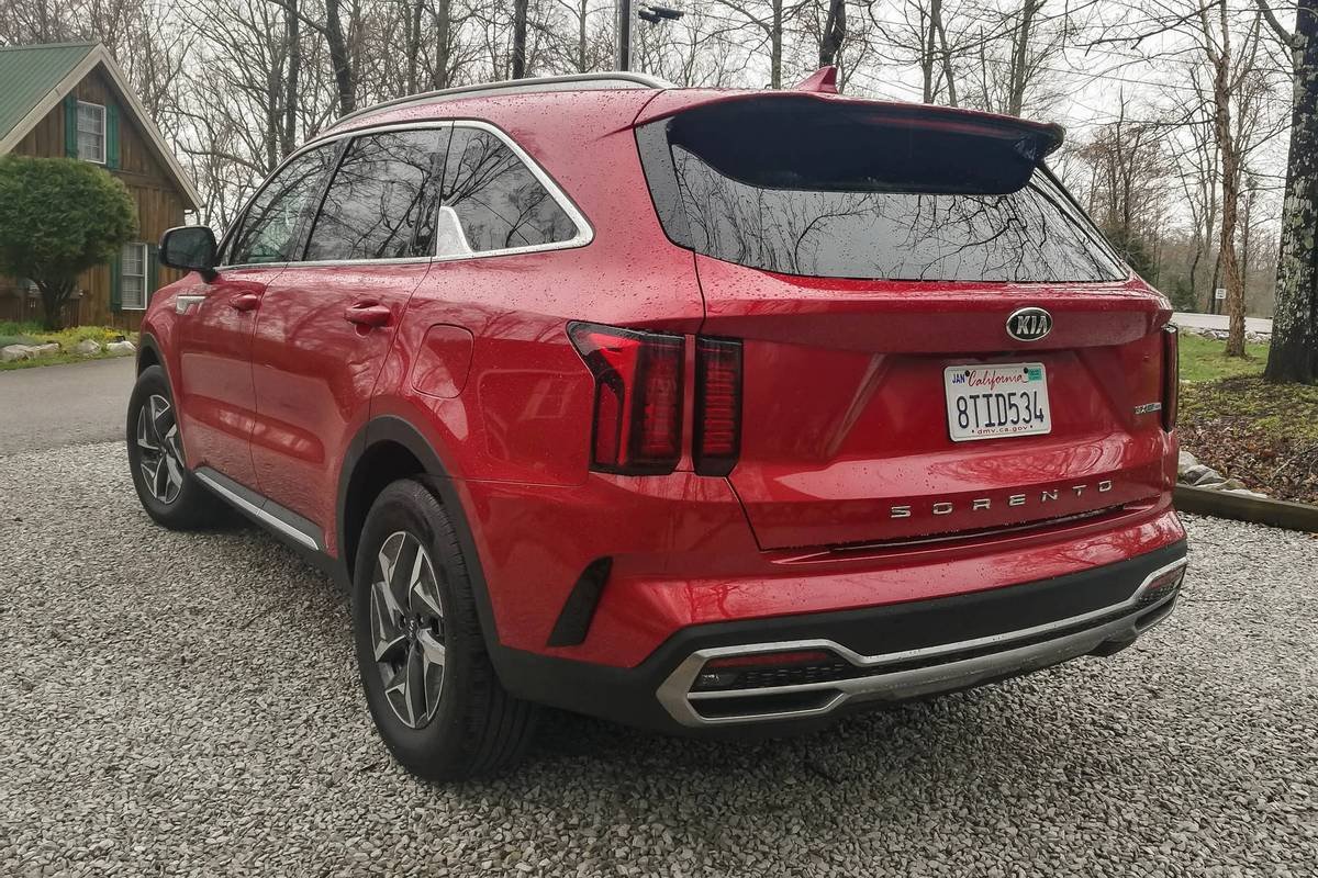 kia-sorento-hybrid-2021--06-angle--exterior--rear--red.jpg
