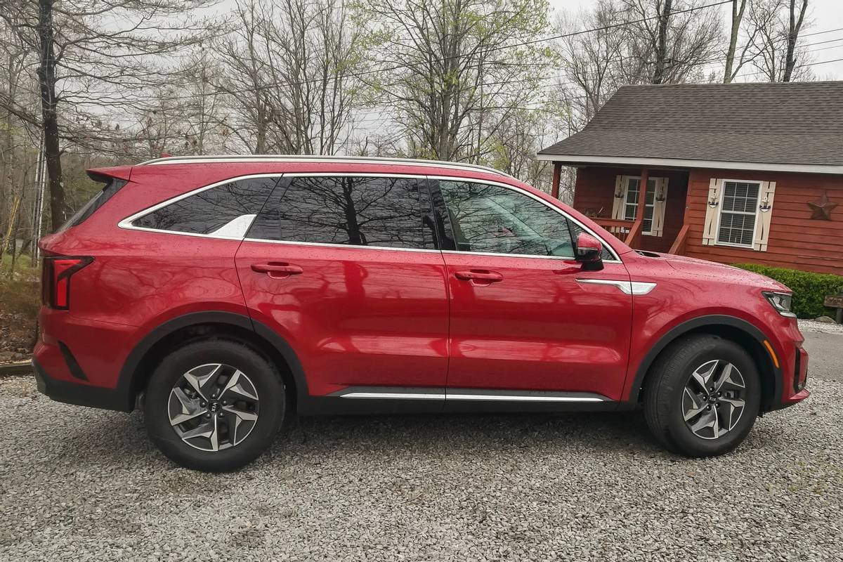 kia-sorento-hybrid-2021--05-exterior--profile--red.jpg