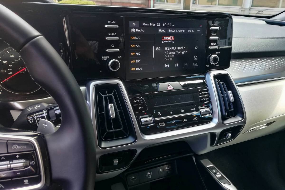 kia-sorento-hybrid-2021--11-center-stack--climate-control--front-row--infotainment-system--interior.jpg