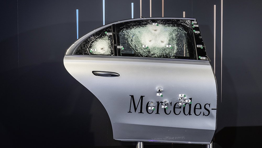Mercedes-Benz S 680 GUARD 4MATIC (Kraftstoffverbrauch kombiniert (NEFZ): xx,x l/100 km; CO2-Emissionen kombiniert (NEFZ): xxx g/km); Exterieur: onyxschwarz metallic; Interieur: Leder Exclusiv sienabraun/schwarz // Mercedes-Benz S 680 GUARD 4MATIC (combined fuel consumption (NEDC): xx.x l/100 km; combined CO2 emissions (NEDC): xxx g/km; exterior: onyx black metallic; interior: Leather exclusive siena brown/black