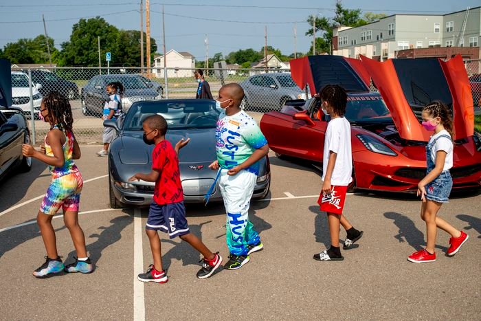 classic cars, Classic cars welcome Flint elementary students back to school, ClassicCars.com Journal