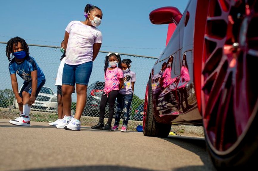 classic cars, Classic cars welcome Flint elementary students back to school, ClassicCars.com Journal