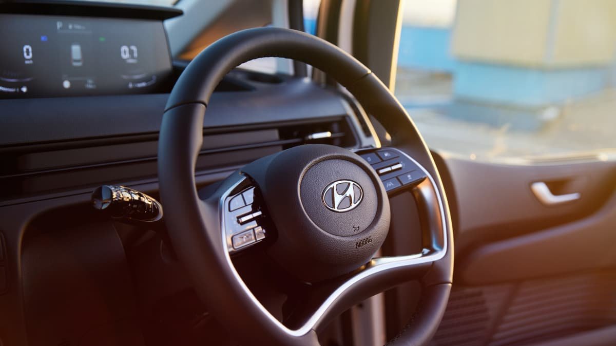 2021 Hyundai Staria Load v Toyota Hiace LWB on-paper comparison-1