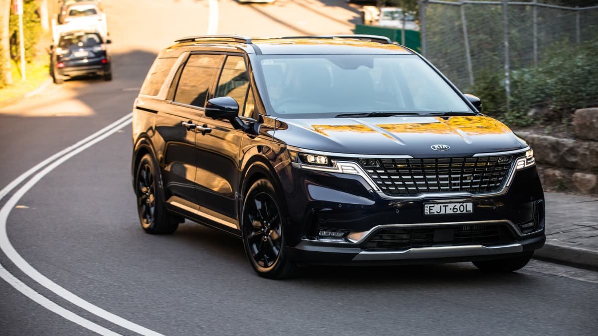 2022 Hyundai Staria Highlander diesel v Kia Carnival Platinum diesel comparison-1