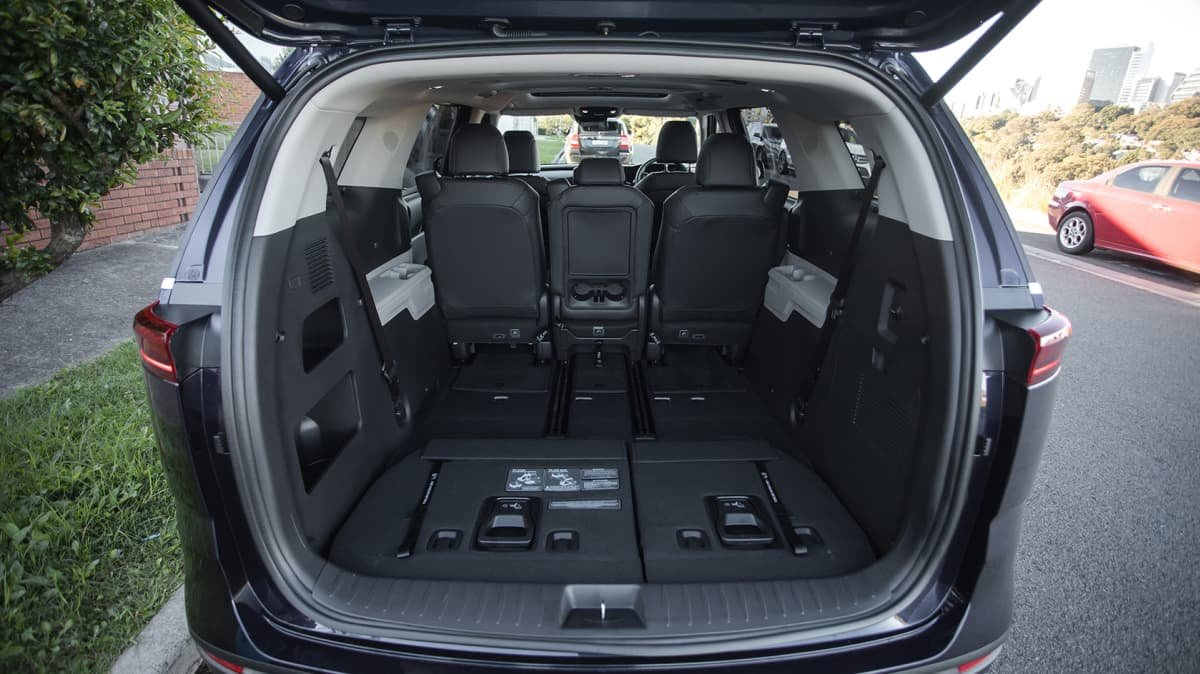 2022 Hyundai Staria Highlander diesel v Kia Carnival Platinum diesel comparison-1