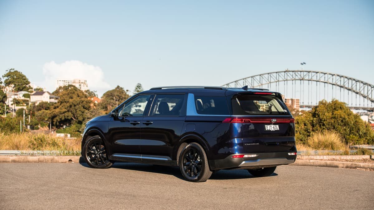 2022 Hyundai Staria Highlander diesel v Kia Carnival Platinum diesel comparison-1