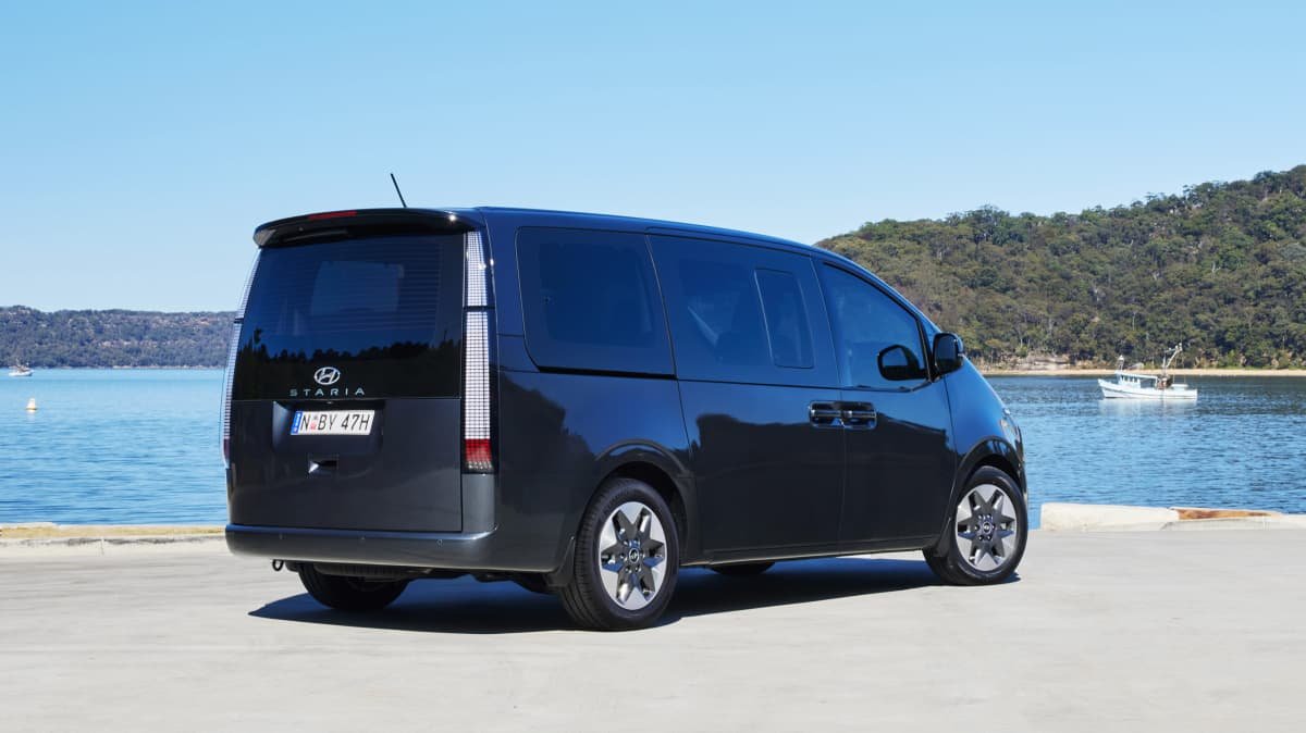 2022 Hyundai Staria Highlander diesel v Kia Carnival Platinum diesel comparison-0