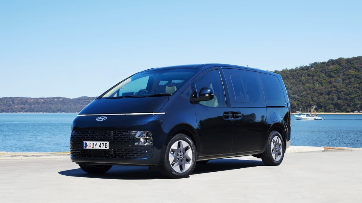 2022 Hyundai Staria Highlander diesel v Kia Carnival Platinum diesel comparison-1