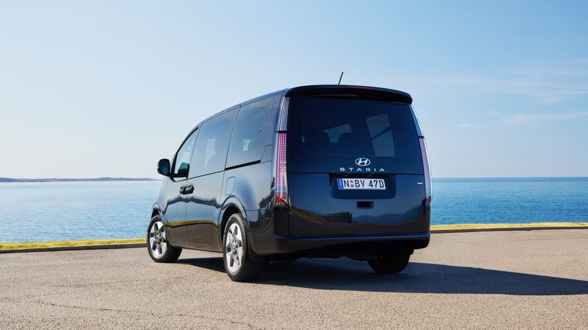2022 Hyundai Staria Highlander diesel v Kia Carnival Platinum diesel comparison-0