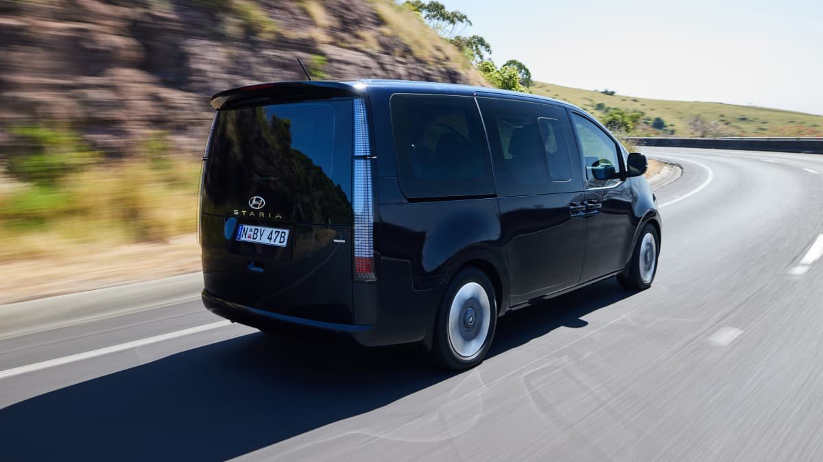 2022 Hyundai Staria Highlander diesel v Kia Carnival Platinum diesel comparison-0