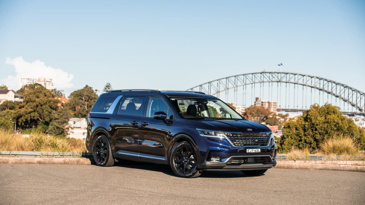 2022 Hyundai Staria Highlander diesel v Kia Carnival Platinum diesel comparison-0