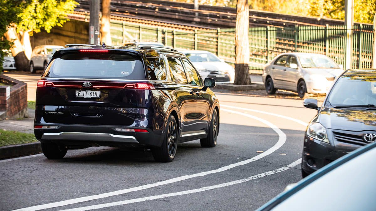 2022 Hyundai Staria Highlander diesel v Kia Carnival Platinum diesel comparison-1