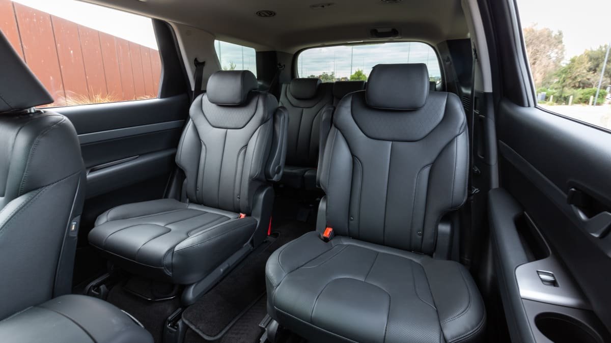 2022 Hyundai Palisade Elite 2.2 CRD v Kia Carnival Platinum diesel comparison-0