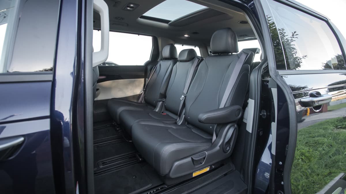 2022 Hyundai Palisade Elite 2.2 CRD v Kia Carnival Platinum diesel comparison-1