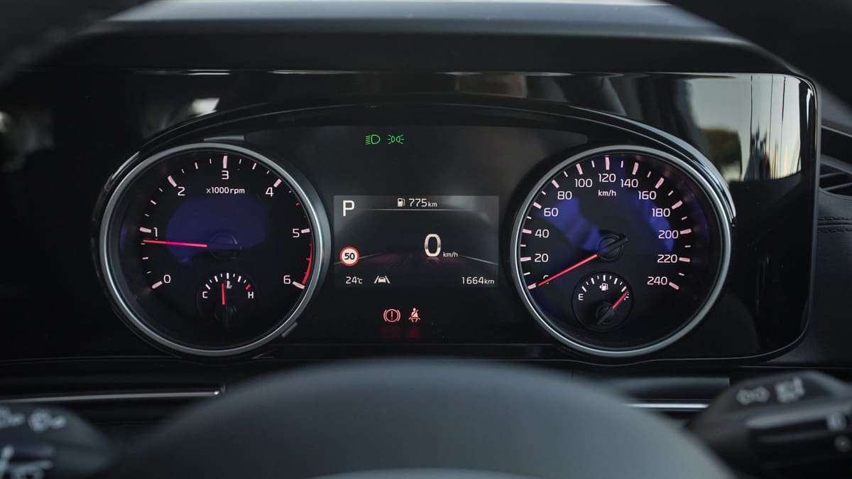 2022 Hyundai Palisade Elite 2.2 CRD v Kia Carnival Platinum diesel comparison-1